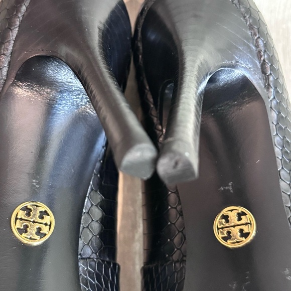 TORY BURCH Sz 6.5 Hidden Mini Platform Python Embossed Almond Toe Classic Heels - Picture 9 of 10